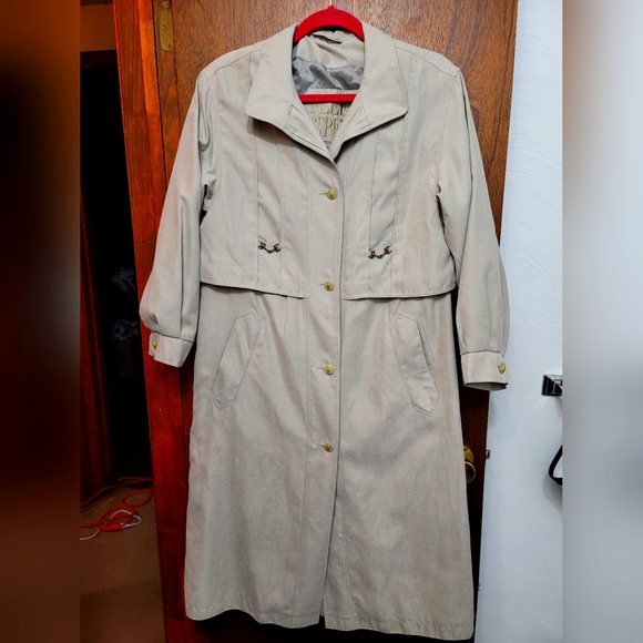 *VTG* Fleet Street women's trench coat.  Size 4P. (594) - Picture 1 of 9